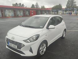 Vit Begagnad 2021 Hyundai i10 Essential Halvkombi | 103 000 kr (Marknadspris)