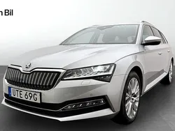 Ljusgrå Begagnad 2023 Skoda Superb Business Line Kombi | 379 900 kr (Marknadspris)