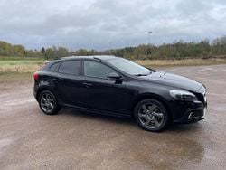 Svart Begagnad 2016 Volvo V40 CC Momentum Kombi | 139 000 kr (Marknadspris)