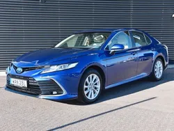 Mörkblå Begagnad 2021 Toyota Camry Hybrid Active Sedan | 289 900 kr (Bra pris)