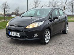 Svart Begagnad 2011 Ford Fiesta Titanium Halvkombi | 39 900 kr (Marknadspris)