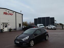 Svart Begagnad 2015 Kia Rio Halvkombi | 84 900 kr (Marknadspris)