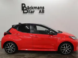 Svart Begagnad 2020 Toyota Yaris Hybrid Edition Halvkombi | 209 000 kr (Marknadspris)