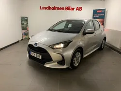 Silver Begagnad 2021 Toyota Yaris Hybrid Active Halvkombi | 149 900 kr (Marknadspris)