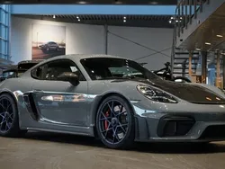 Grå Begagnad 2022 Porsche 718 Cayman GT4 Sportkupé | 1 859 000 kr (Marknadspris)