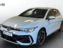 Ljusblå (crystal ice blue metallic) Ny 2025 VW Golf VIII R-line Halvkombi | 384 400 kr (Marknadspris)
