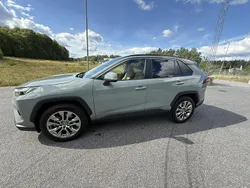 Grön Begagnad 2024 Toyota RAV4 Hybrid Executive SUV | 495 000 kr (Marknadspris)