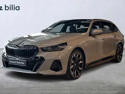 Grå Begagnad 2025 BMW 550e M Sport Kombi | 999 900 kr (Marknadspris)