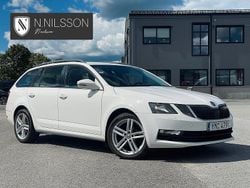 Vit Begagnad 2017 Skoda Octavia Kombi | 129 900 kr (Marknadspris)