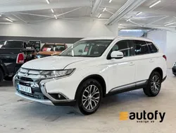 Vit Begagnad 2015 Mitsubishi Outlander SUV | 119 900 kr (Bra pris)