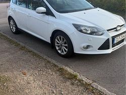 Vit Begagnad 2014 Ford Focus Titanium Halvkombi | 58 000 kr (Marknadspris)