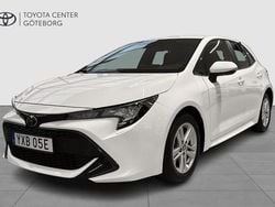 Vit Begagnad 2022 Toyota Corolla Hybrid Active Halvkombi | 239 900 kr (Marknadspris)