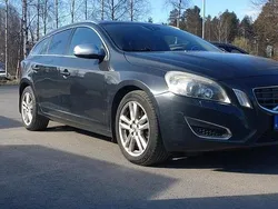 Grå Begagnad 2012 Volvo V60 Summum Kombi | 68 900 kr (Marknadspris)
