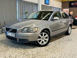 Grå Begagnad 2005 Volvo S40 Kinetic Sedan | 37 900 kr (Marknadspris)