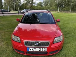 Röd Begagnad 2005 Volvo V50 Kombi | 30 000 kr (Marknadspris)