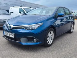 Mörkblå Begagnad 2017 Toyota Auris Hybrid Halvkombi | 169 900 kr (Marknadspris)