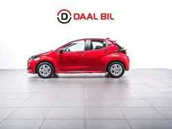 Röd Begagnad 2023 Toyota Yaris Hybrid Active Halvkombi | 204 700 kr (Bra pris)