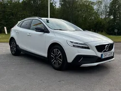 Vit Begagnad 2018 Volvo V40 CC Momentum Kombi | 199 800 kr (Marknadspris)