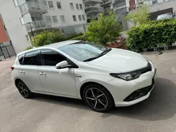 Vit Begagnad 2018 Toyota Auris Hybrid Comfort Halvkombi | 174 000 kr (Marknadspris)