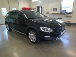 Svart Begagnad 2016 Volvo V60 CC Momentum Kombi | 137 000 kr (Marknadspris)