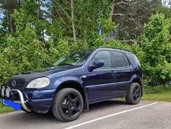 Blå Begagnad 2000 Mercedes ML430 SUV | 39 900 kr