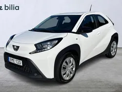 Vit Begagnad 2022 Toyota Aygo Play Halvkombi | 149 900 kr (Marknadspris)