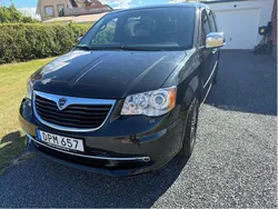 Svart Begagnad 2015 Lancia Voyager Minibuss | 115 000 kr (Bra pris)