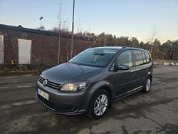 Mörkgrå Begagnad 2012 VW Touran Minibuss | 79 990 kr (Marknadspris)