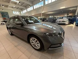 Grå (graphite grey metallic) Begagnad 2024 Skoda Octavia Kombi | 279 900 kr (Bra pris)