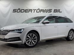 Vit Begagnad 2021 Skoda Superb Kombi | 289 900 kr (Marknadspris)