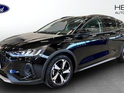 Svart Begagnad 2023 Ford Focus Active Halvkombi | 219 900 kr (Marknadspris)