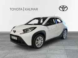 Vit Begagnad 2022 Toyota Aygo Play Halvkombi | 164 000 kr (Marknadspris)