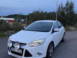 Vit Begagnad 2013 Ford Focus Titanium Halvkombi | 51 000 kr (Marknadspris)