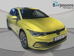 Gul Begagnad 2024 VW Golf VIII Halvkombi | 309 900 kr (Marknadspris)
