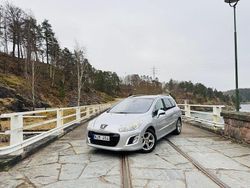 Ljusgrå (grå) Begagnad 2013 Peugeot 308 Kombi | 69 900 kr (Marknadspris)