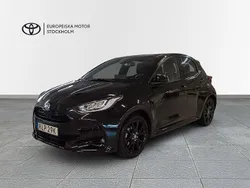 Svart Begagnad 2022 Toyota Yaris Hybrid Style Halvkombi | 238 900 kr (Marknadspris)
