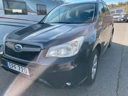 Mörkgrå (grå metallic) Begagnad 2015 Subaru Forester SUV | 125 000 kr (Marknadspris)