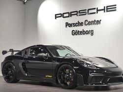 Svart Ny 2025 Porsche 718 Cayman GT4 Sportkupé | 2 014 200 kr (Marknadspris)