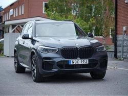 Grå Begagnad 2022 BMW X5 iPerformance SUV | 679 000 kr (Marknadspris)