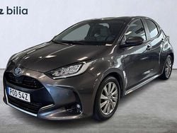 Mörkgrå Begagnad 2022 Toyota Yaris Hybrid Style Halvkombi | 214 900 kr (Marknadspris)