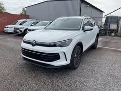 Vit Ny 2025 VW Tiguan Life SUV | 545 100 kr (Marknadspris)