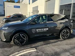 Grå Begagnad 2024 Peugeot e-3008 Ultimate SUV | 515 400 kr (Marknadspris)