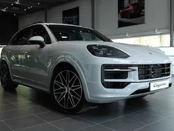 Grå Begagnad 2024 Porsche Cayenne SUV | 1 245 000 kr (Bra pris)