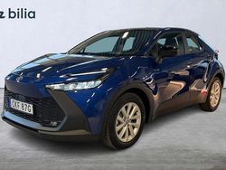 Blå Ny 2025 Toyota C-HR Active SUV | 317 500 kr (Marknadspris)
