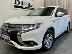 Vit Begagnad 2017 Mitsubishi Outlander P-HEV Edition SUV | 149 900 kr (Marknadspris)