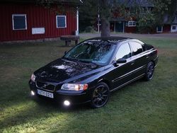 Svart Begagnad 2006 Volvo S60 Kinetic Sedan | 54 900 kr (Marknadspris)