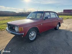 Röd Begagnad 1973 Volvo 144 Sedan | 1 000 kr