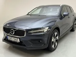 Mörkblå Begagnad 2022 Volvo V60 CC Momentum Kombi | 300 000 kr (Marknadspris)