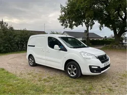 Vit Begagnad 2017 Peugeot Partner Minibuss | 72 000 kr (Bra pris)