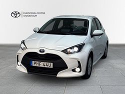 Vit Begagnad 2023 Toyota Yaris Hybrid Active Halvkombi | 239 900 kr (Marknadspris)